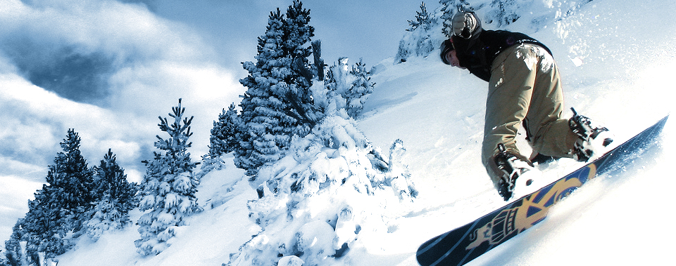 Ekstremalne zimowe zjazdy na snowboardzie i nartach.